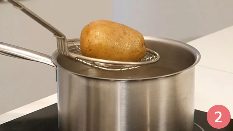 Appena sono pronte le trasferiamo in uno scolapasta e le lasciamo raffreddare completamente.